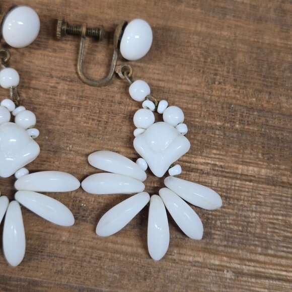 Vtg Art deco 1940s made in JAPAN milk glass screw back earrings - Picture 6 of 10
